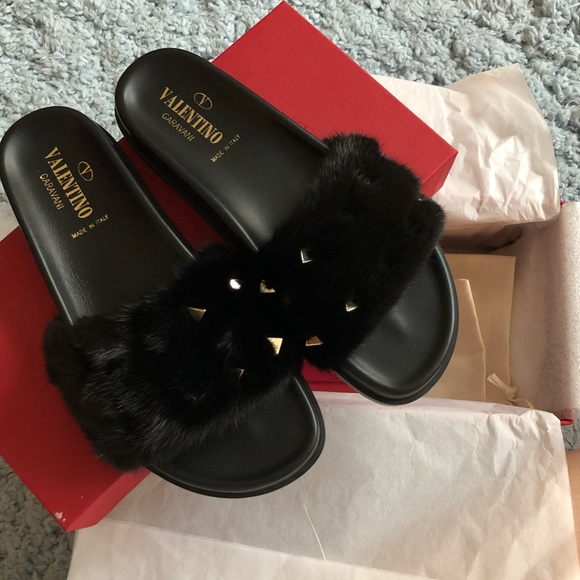 VALENTINO ROCKSTUD FLAT FUR SLIDE 🖤🖤🖤 - Picture 3 of 5